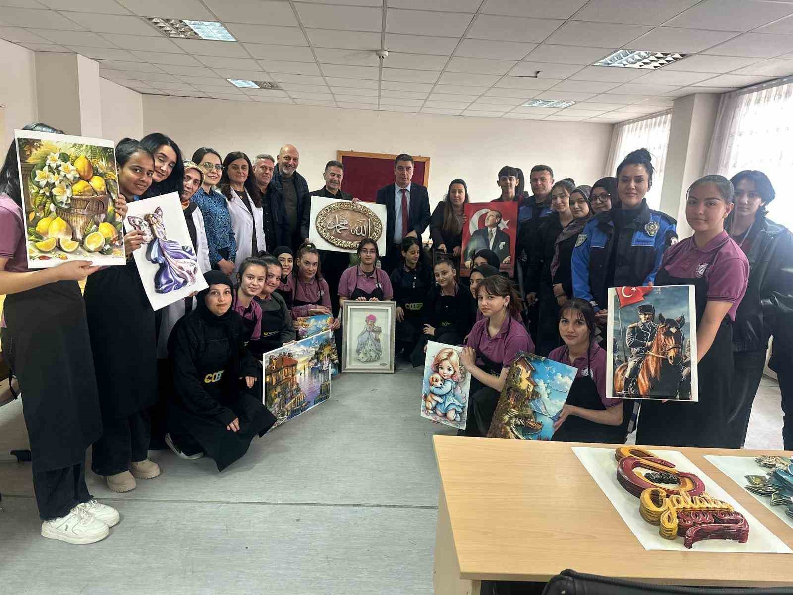 Polisten öğrencilere destek: Kâğıt rölyef kursu ziyaret edildi