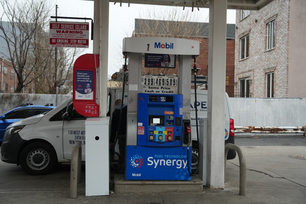 ABD'de ortalama benzin fiyatı 2022'den bu yana ilk kez 4 doların üzerinde