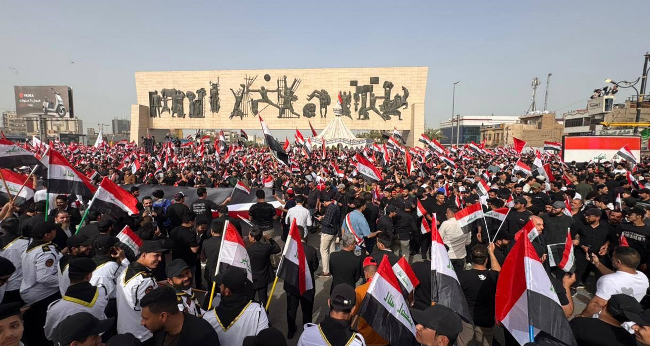 Bağdat'ta binlerce kişi İran'a destek için sokakları doldurdu