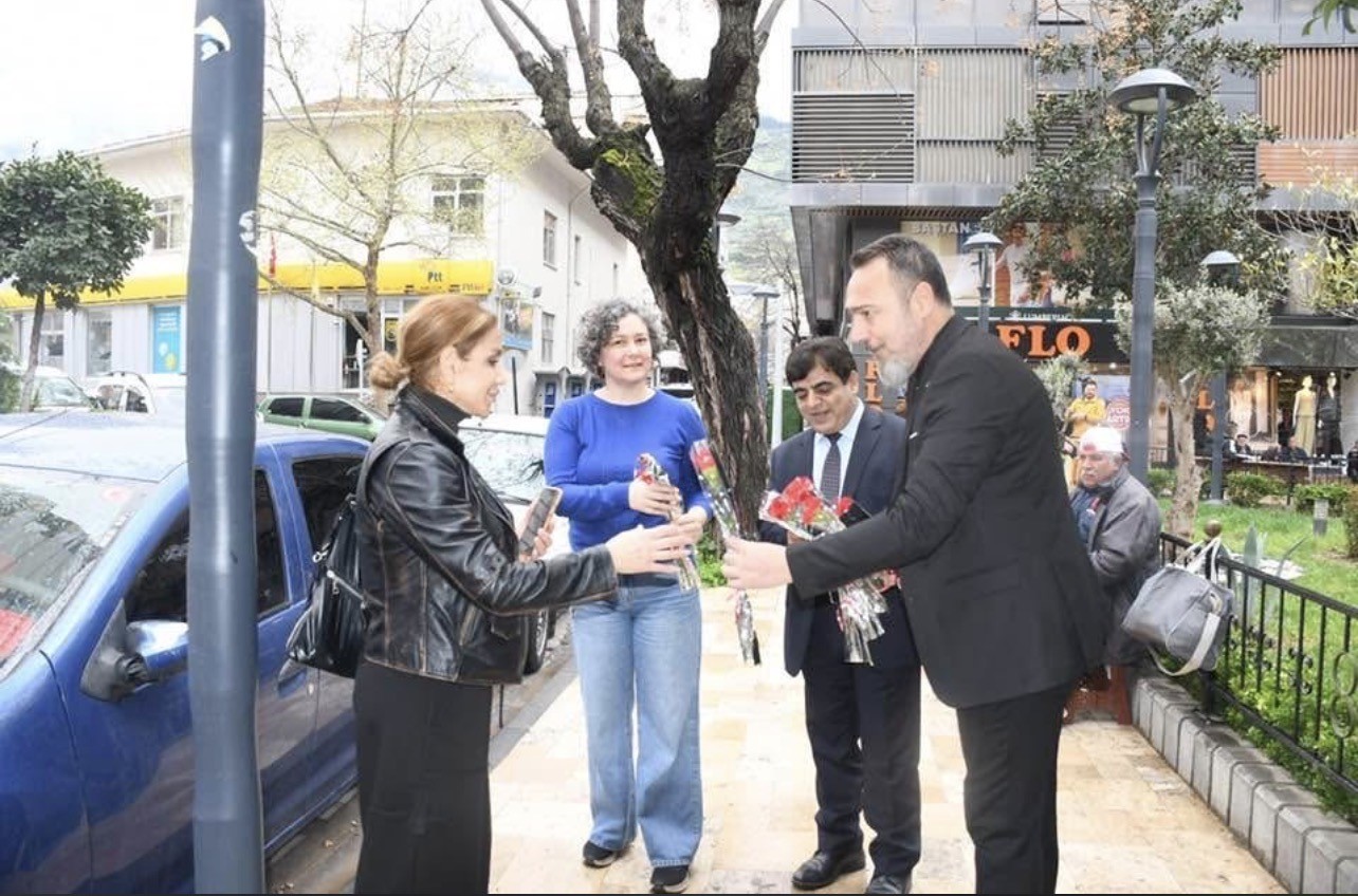 Ağrılılardan Manisa sokaklarında 404 karanfille kutlama