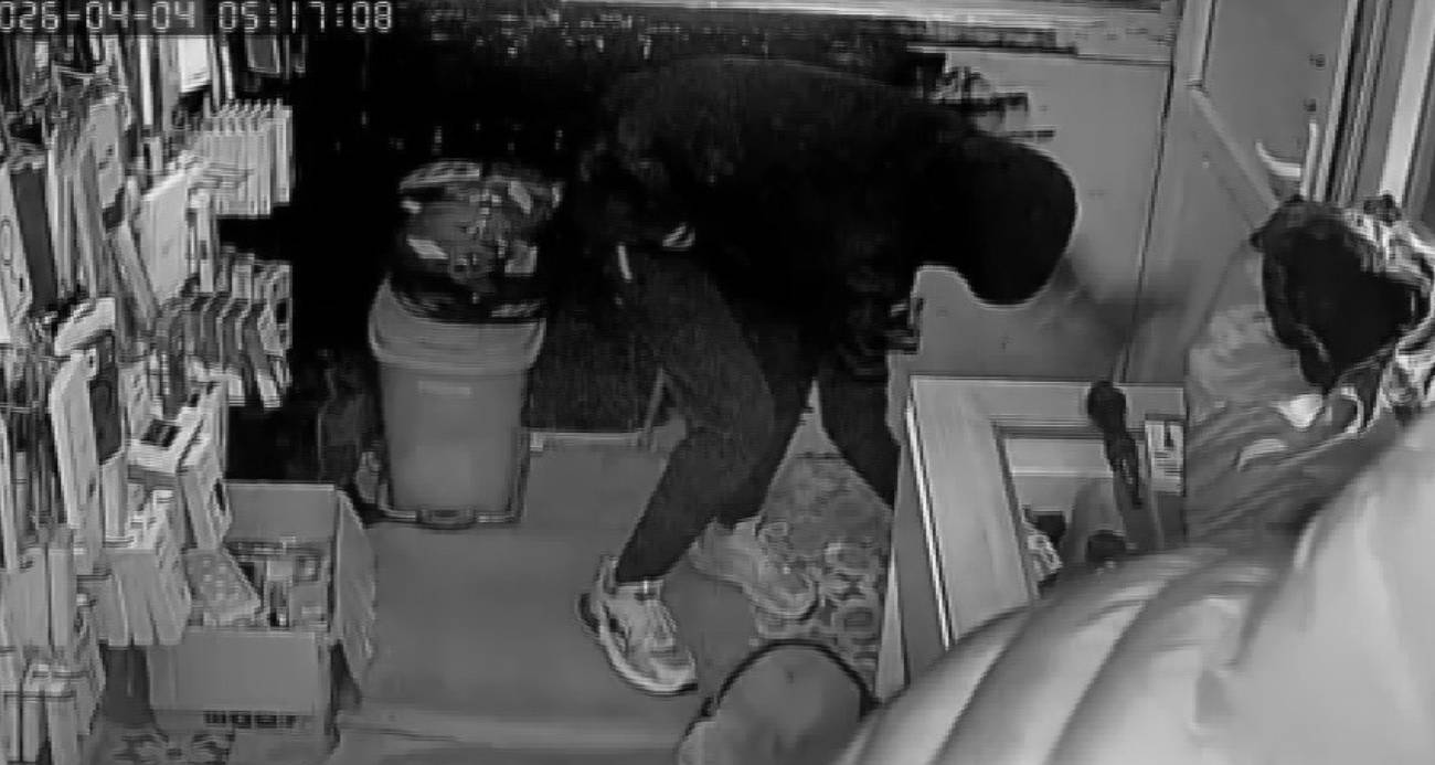 Hırsızın, arkadaşını ’sadece sıfır telefonları al’ diyerek yönlendirdiği 150 bin TL’lik soygun kamerada