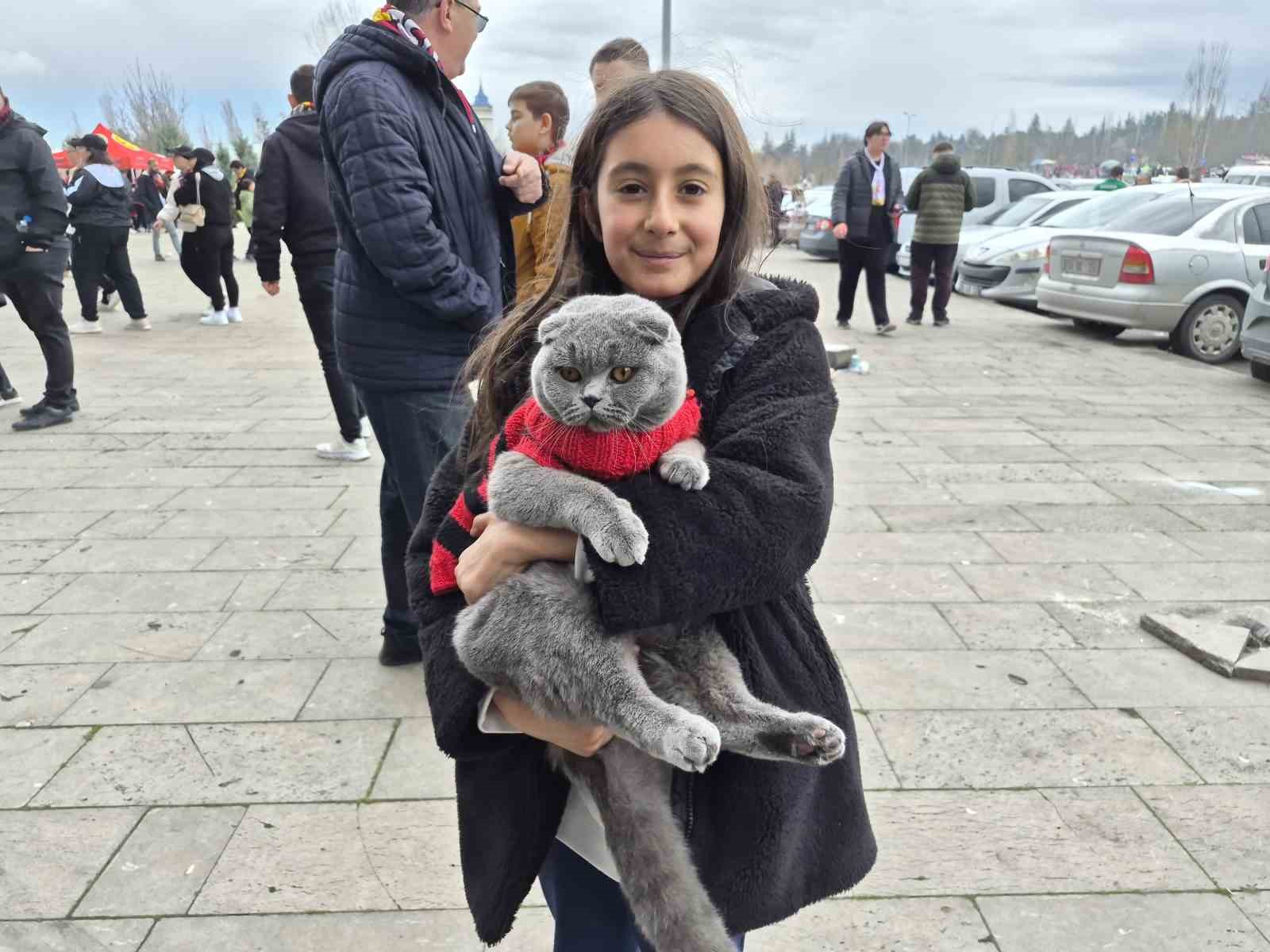 Küçük çocuk Eskişehirspor maçına kedisi ile geldi