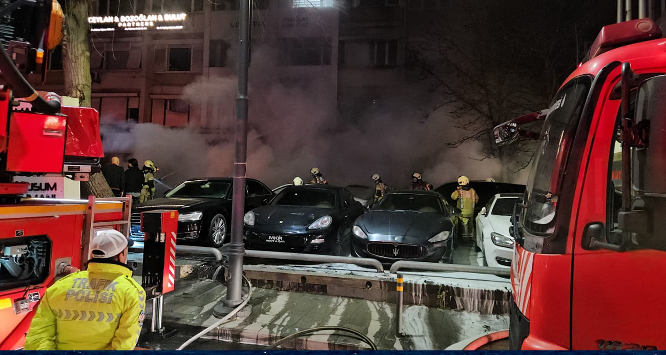 Beşiktaş’ta araç kiralama şirketinde çıkan yangında yaklaşık 100 milyon değerinde 15 araç alevlere teslim oldu