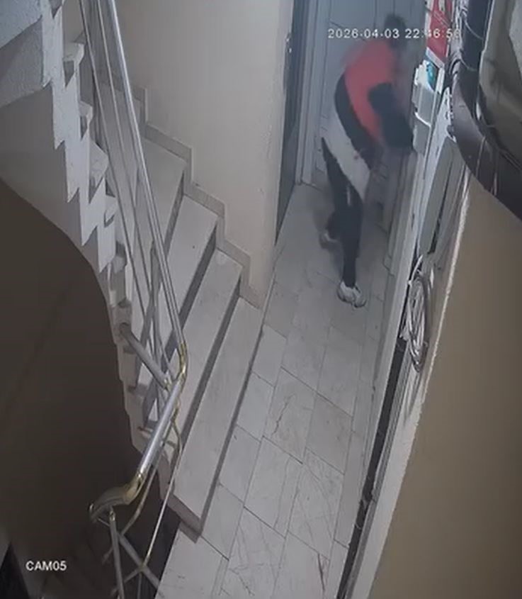 Hırsızlık için girdiği binada kapıları yokladı, açamayınca koridora tuvaletini yaptı