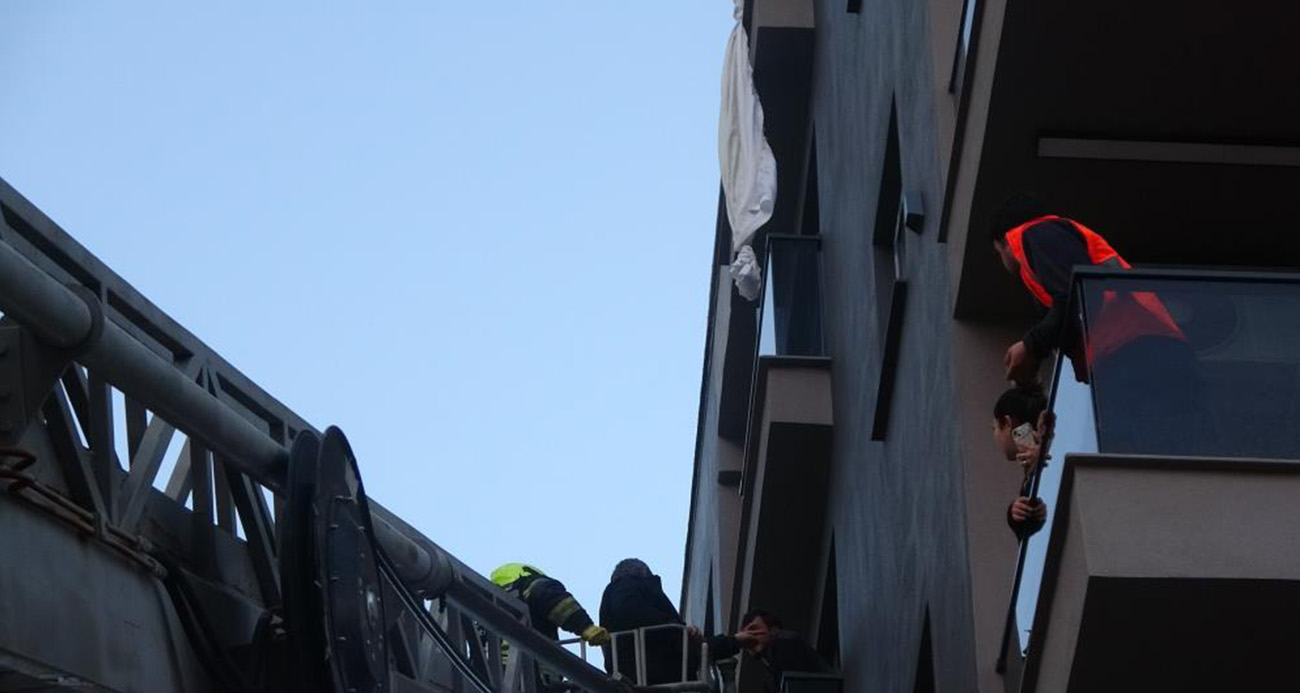 Mersin’de ilginç olay: Perde ile 6’ncı kattan sarktı, 3’üncü kat balkona düştü