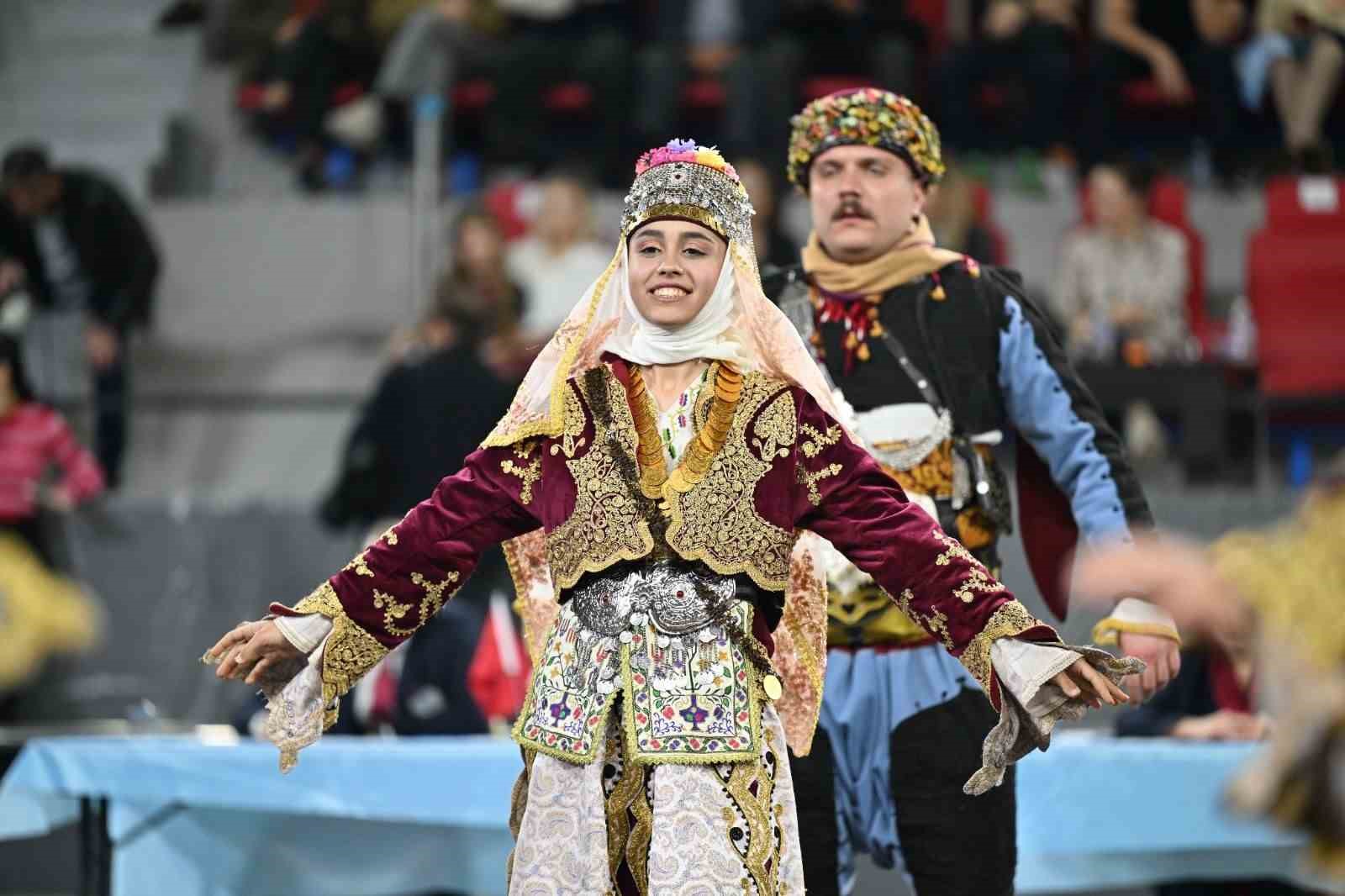 Halk oyunları yarışmasına Manisa Büyükşehir Belediyespor damga vurdu