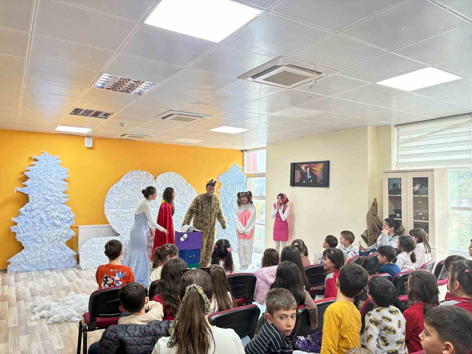 Gönüllü gençlerden çocuklara tiyatro şöleni