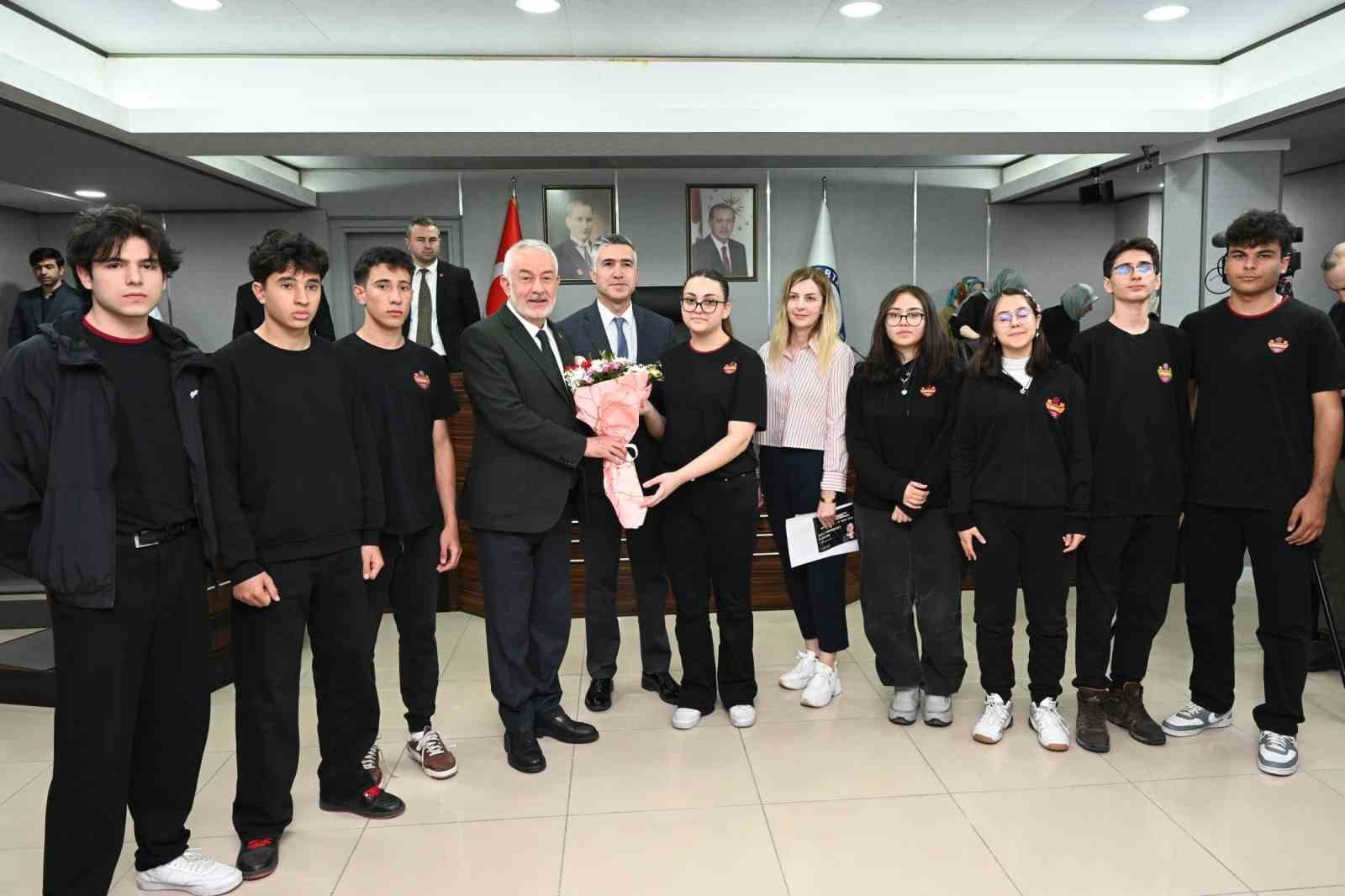 Aslı Derbent Özkan Lisesi öğrencileri Belediye Meclisi’ne konuk oldu