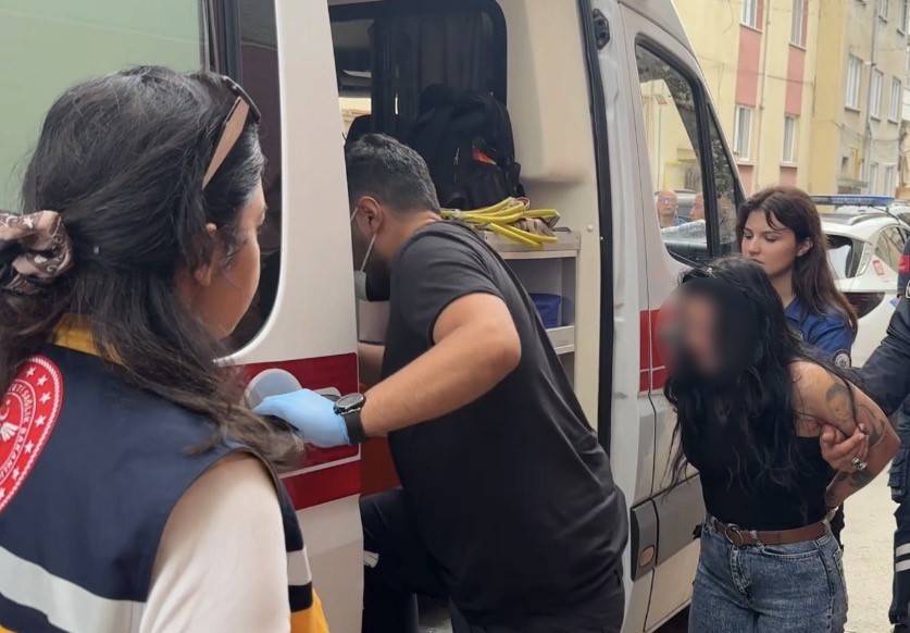 kucuk-cekicle-apartmani-birbirine-katan-kadinin-korkan-cocugunu-polis-sakinlestirdi