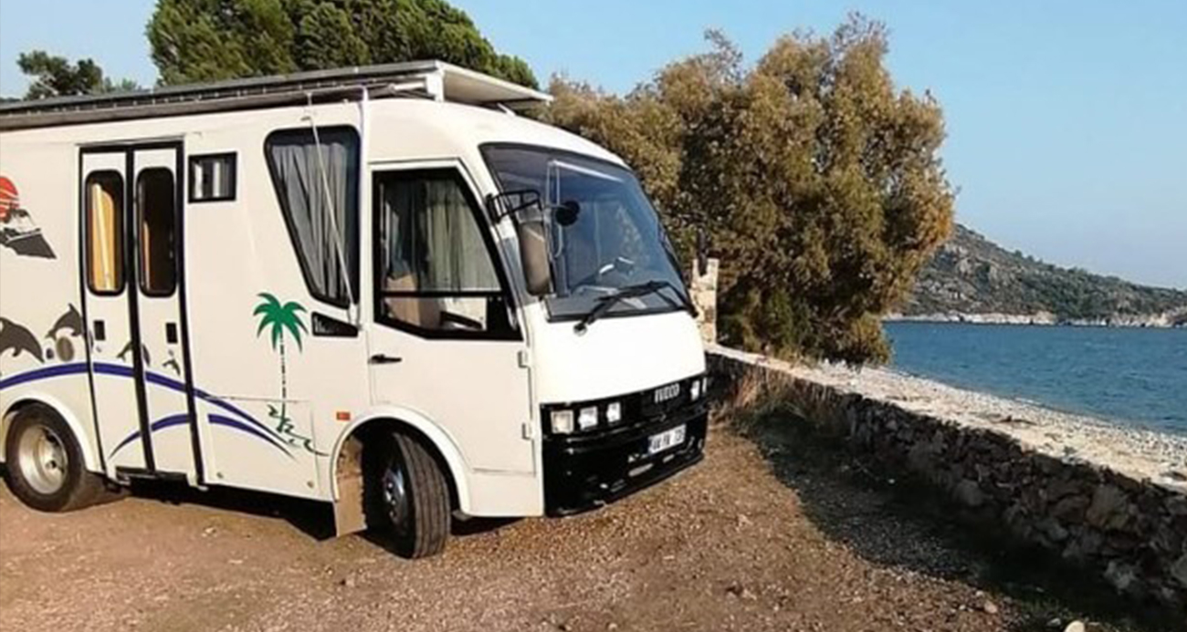 Babasından kalan sessiz hatıralara gözü gibi bakıyor