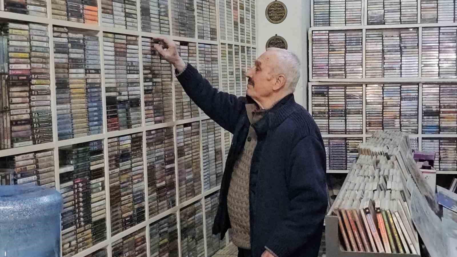 Teknolojiye direndi, 50 yıldır plak ve kaset satıyor