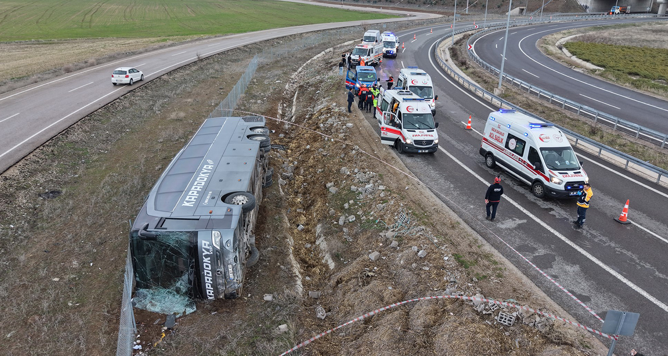 Virajı alamayan otobüs şarampole devrildi: 23 yaralı