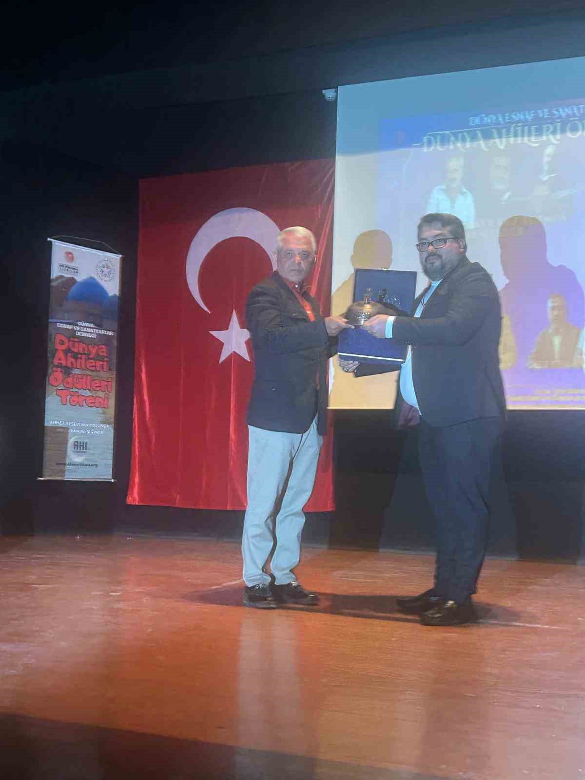 Kasap Halil Usta’nın sahipleri Bakışgan kardeşlere dünya ahilik ödülü