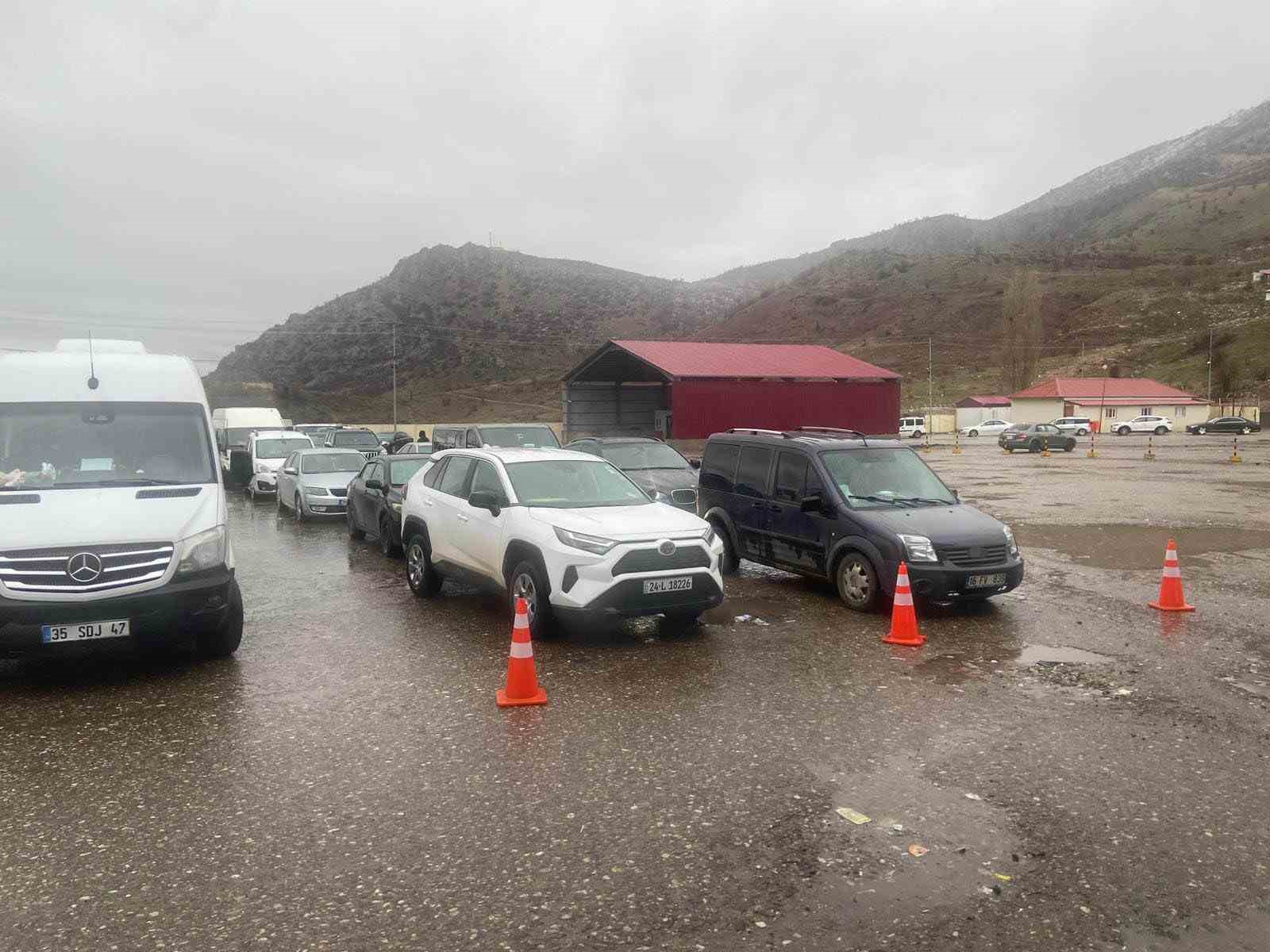 Çukurca Üzümlü Sınır Kapısı’nda sistem arızası