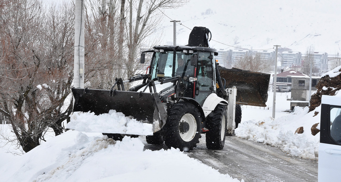 Bitlis’te Nisan ortasında kar mesaisi devam ediyor