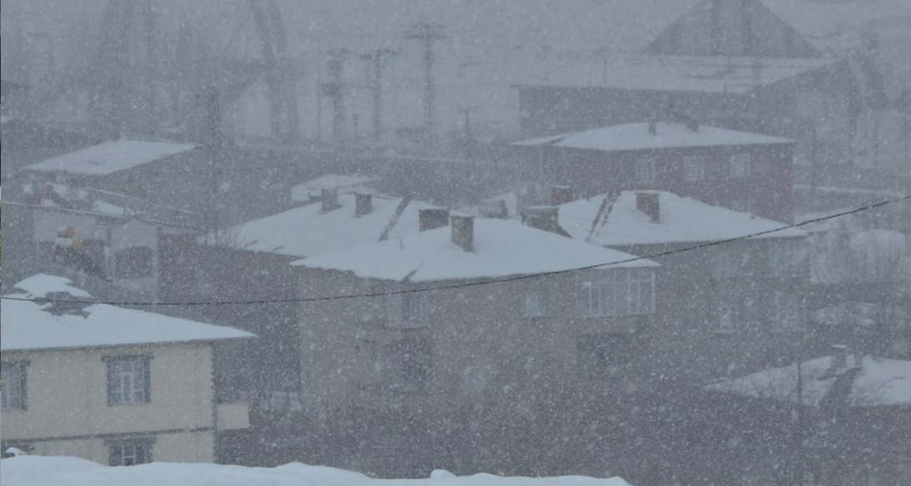 Van’da nisan sürprizi: Lapa lapa kar yağışı şehri beyaza bürüdü