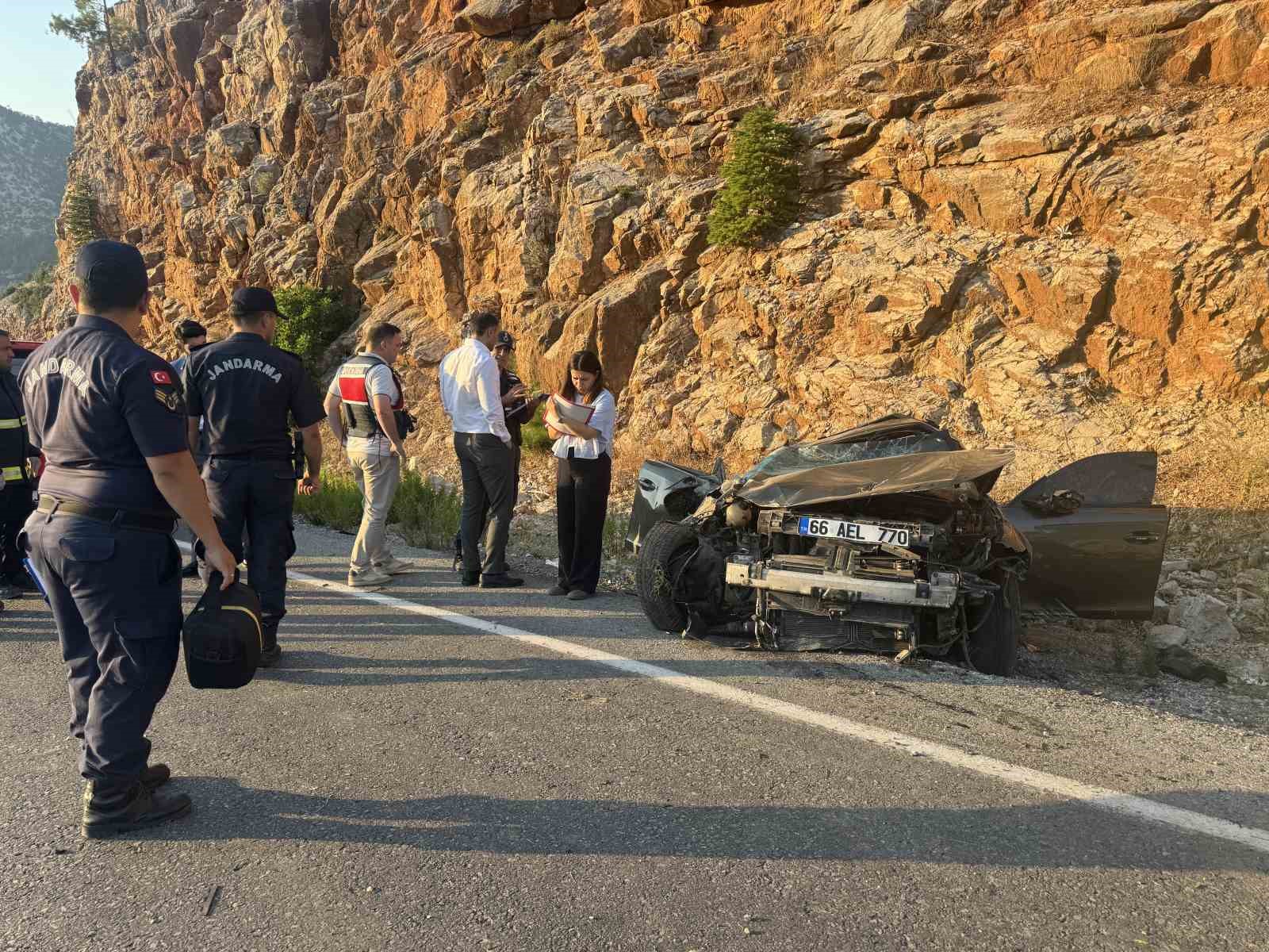 antalya-da-otomobil-takla-atti-1-olu-2-yarali