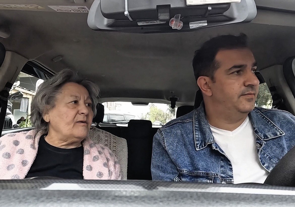 Yaşlı kadın evinin yolunu kaybetti, yardımsever taksici ailesine kavuşturdu