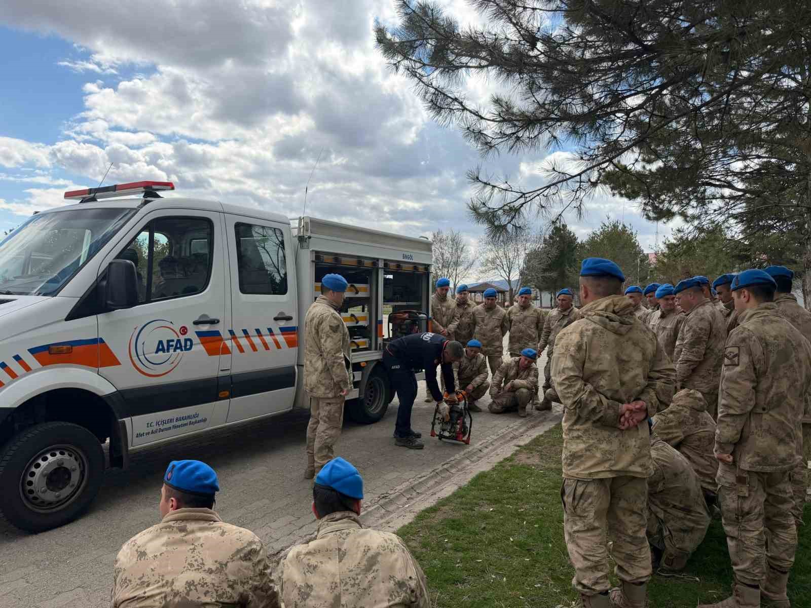 Bingöl’de jandarma personeline enkazda arama kurtarma eğitimi