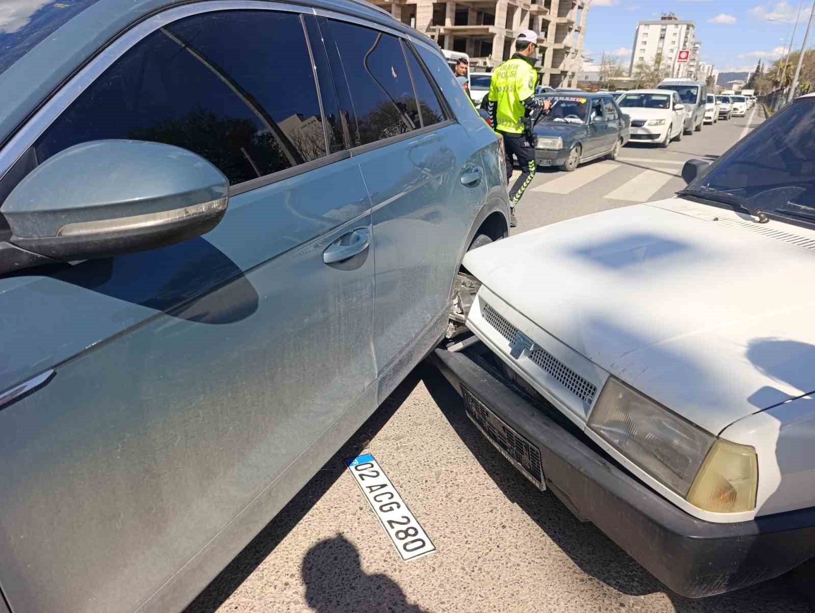 İki otomobille çarpışan motosiklet sürücüsü yaralandı