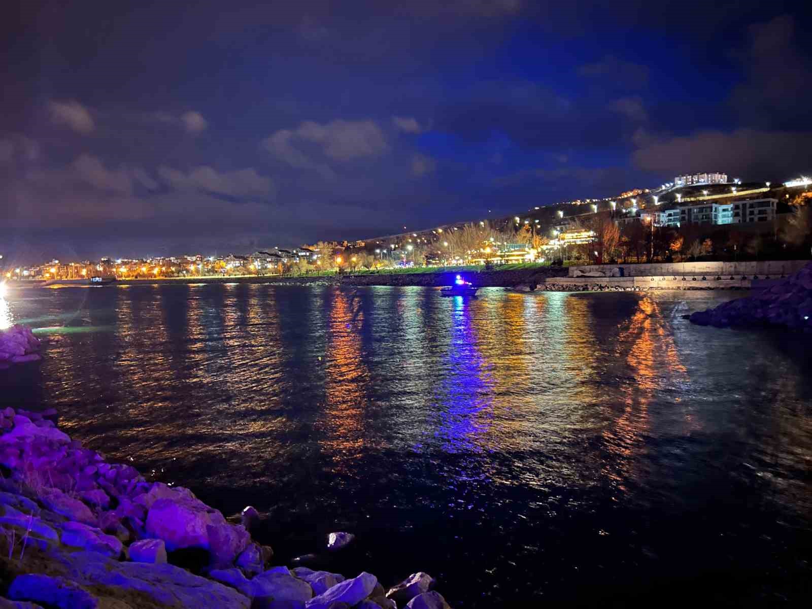 Van Gölü’ne düşen şahıs için kurtarma seferberliği