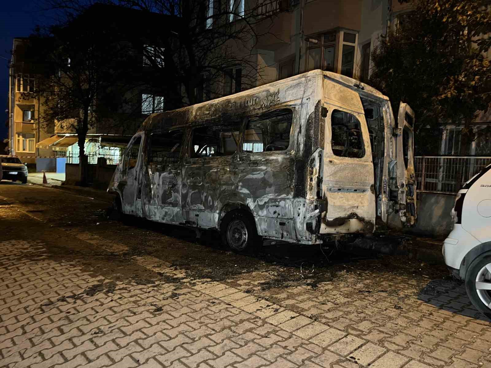 Avcılar’da park halindeki servis aracı alev alev yandı