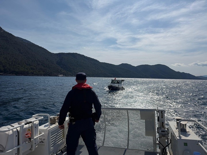 Sürüklenen teknedeki 2 kişi kurtarıldı