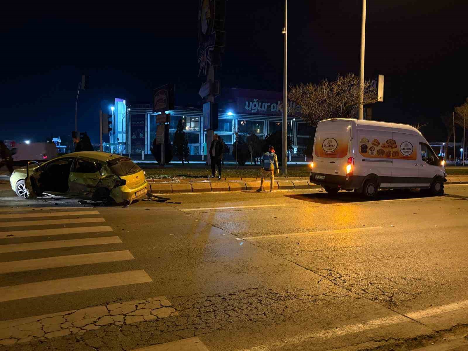 Kayseri’de otomobille panelvan araç çarpıştı: 1 yaralı