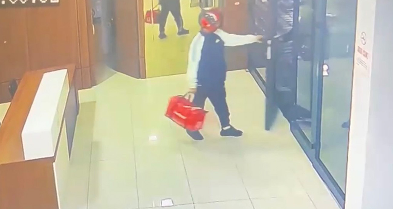 Kurye kılığıyla girdiler, silahla alıkoydular... Özel Harekat kapıları koçbaşıyla kırdı
