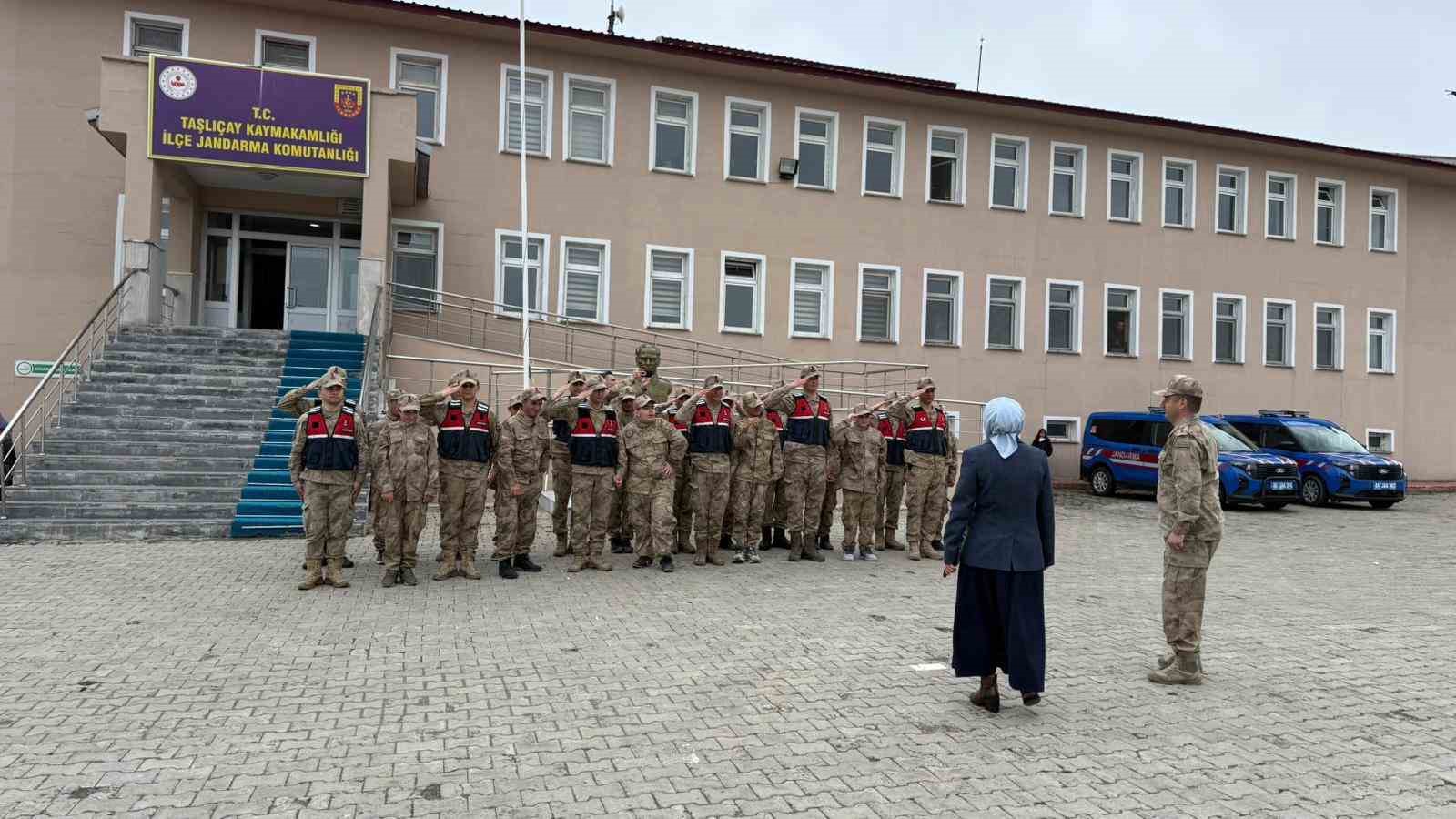 Ağrı’da özel bireyler askeri üniforma giyerek temsili askerlik yaptı