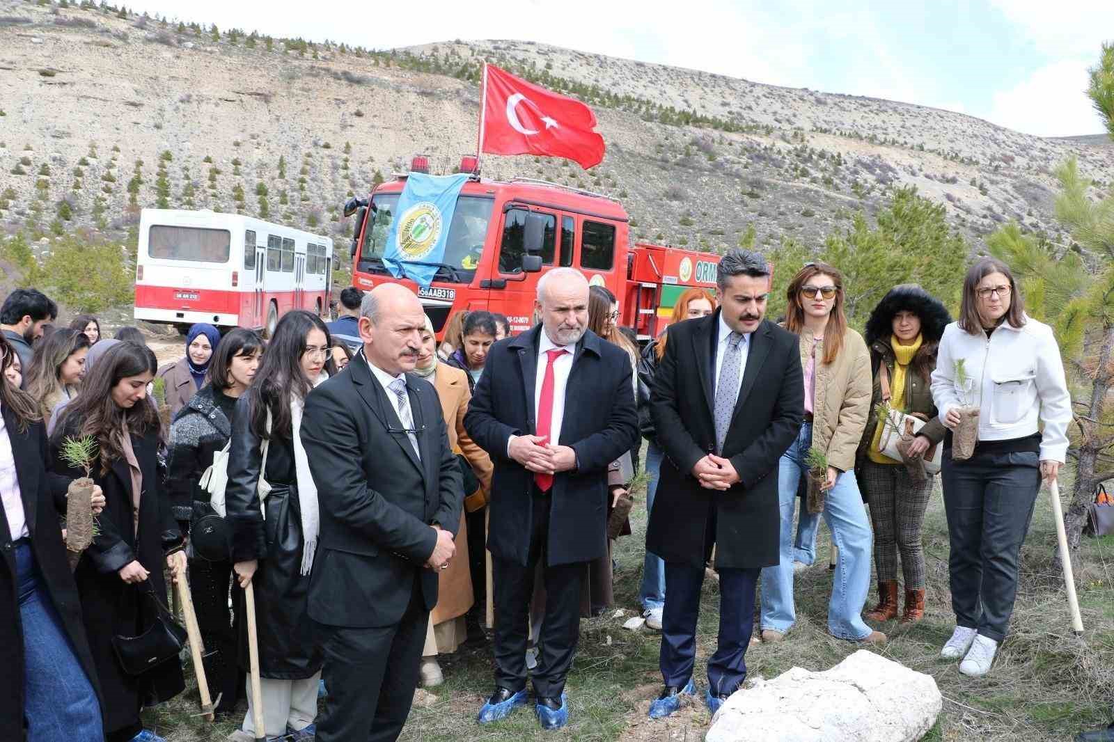 Öğretmen adayları fidanları toprakla buluşturdu