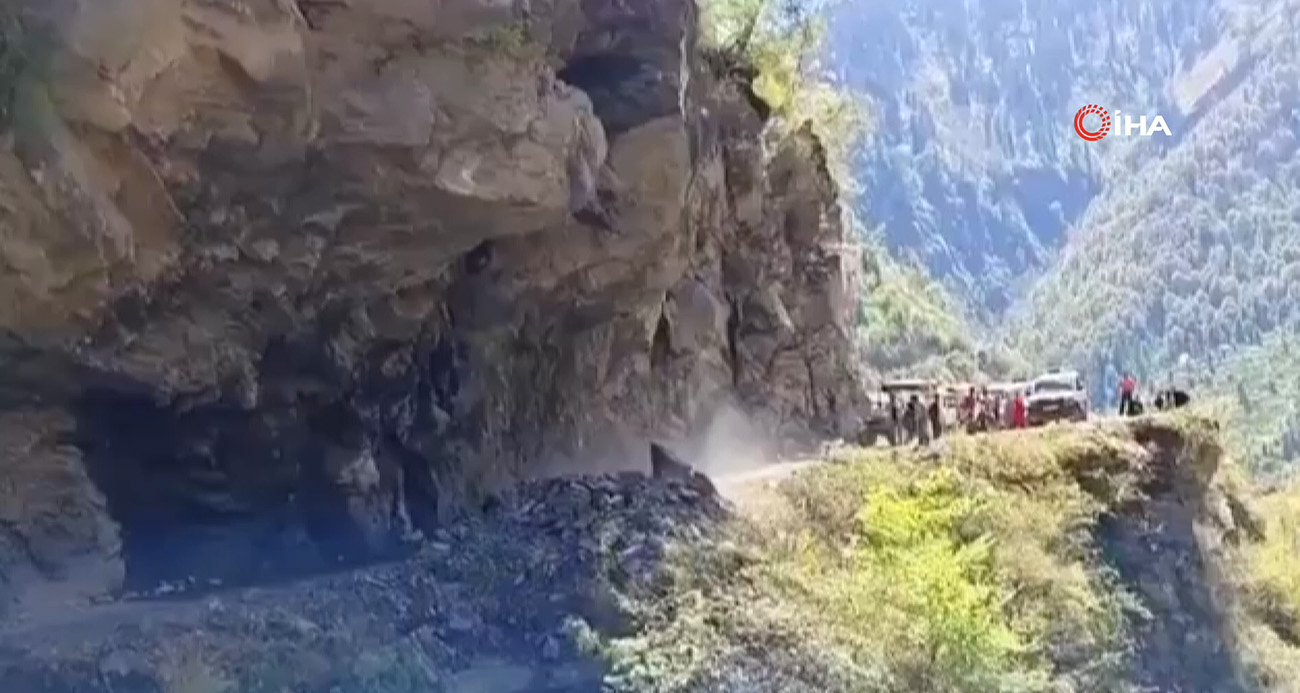 Devasa kaya saniyeler içinde aniden çöktü, facianın eşiğinden dönüldü