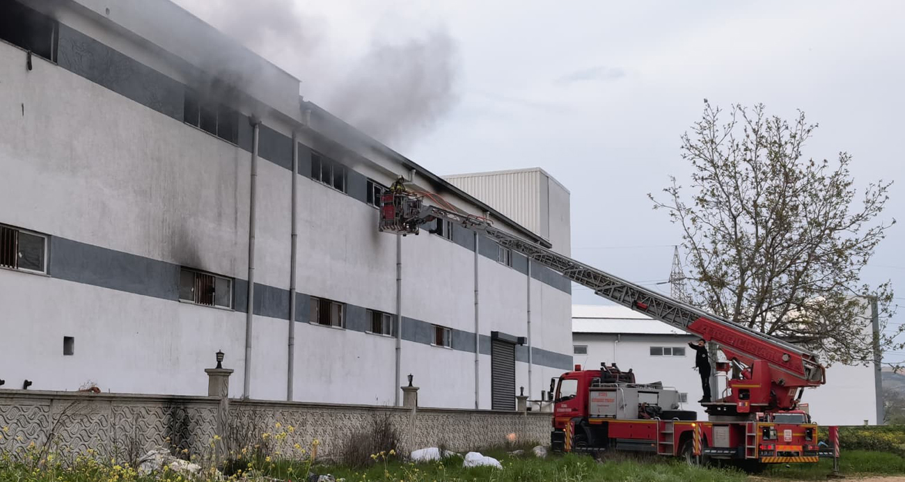 Bursa’da mobilya fabrikasında korkutan yangın