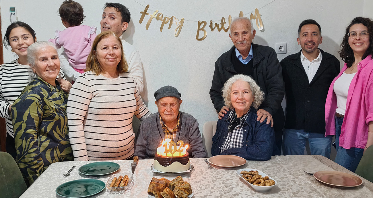 Mustafa dede, 102’nci yaş gününü çocukları ve torunlarıyla kutladı