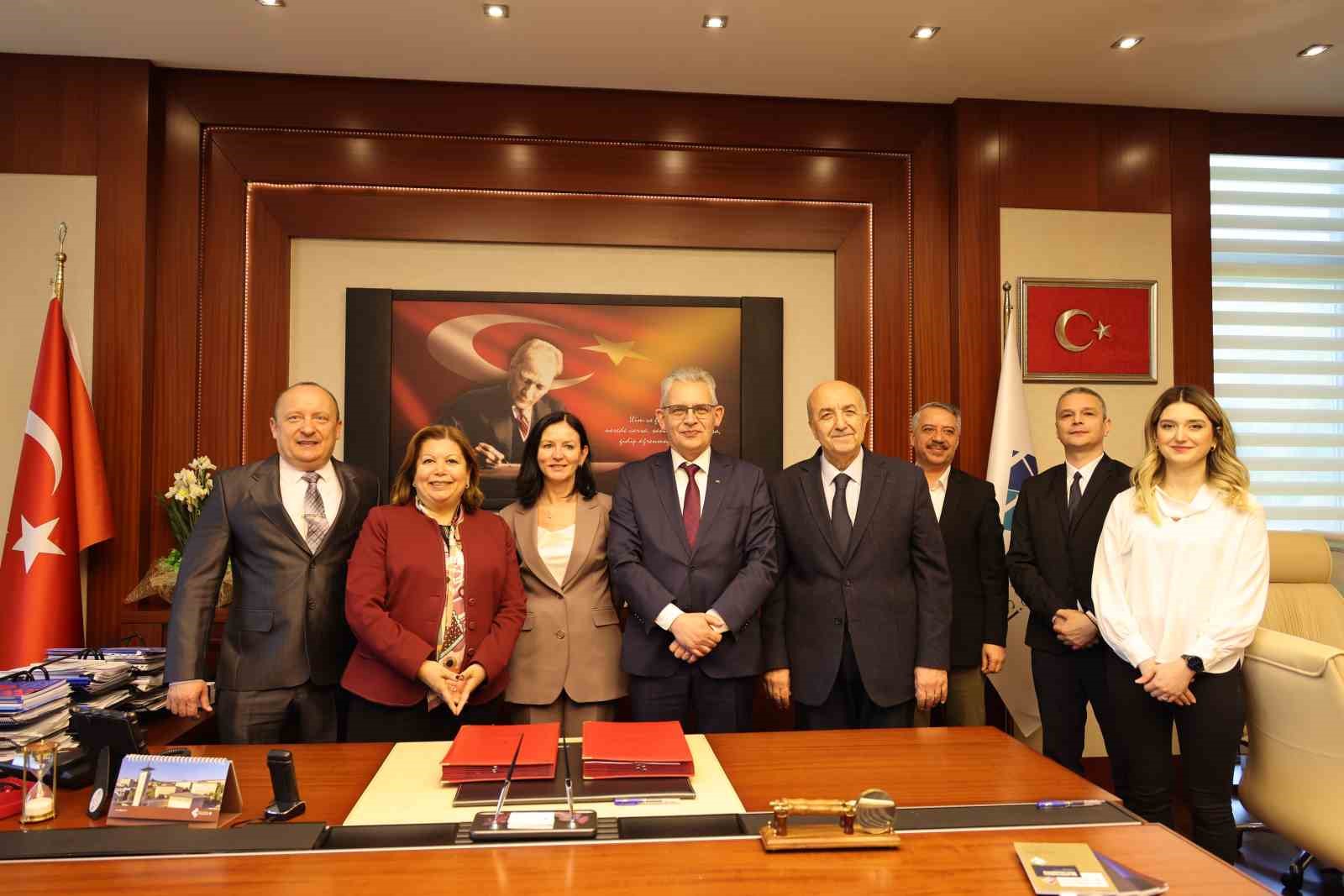 HKÜ Polonya Zielona Gra Üniversitesi ile 