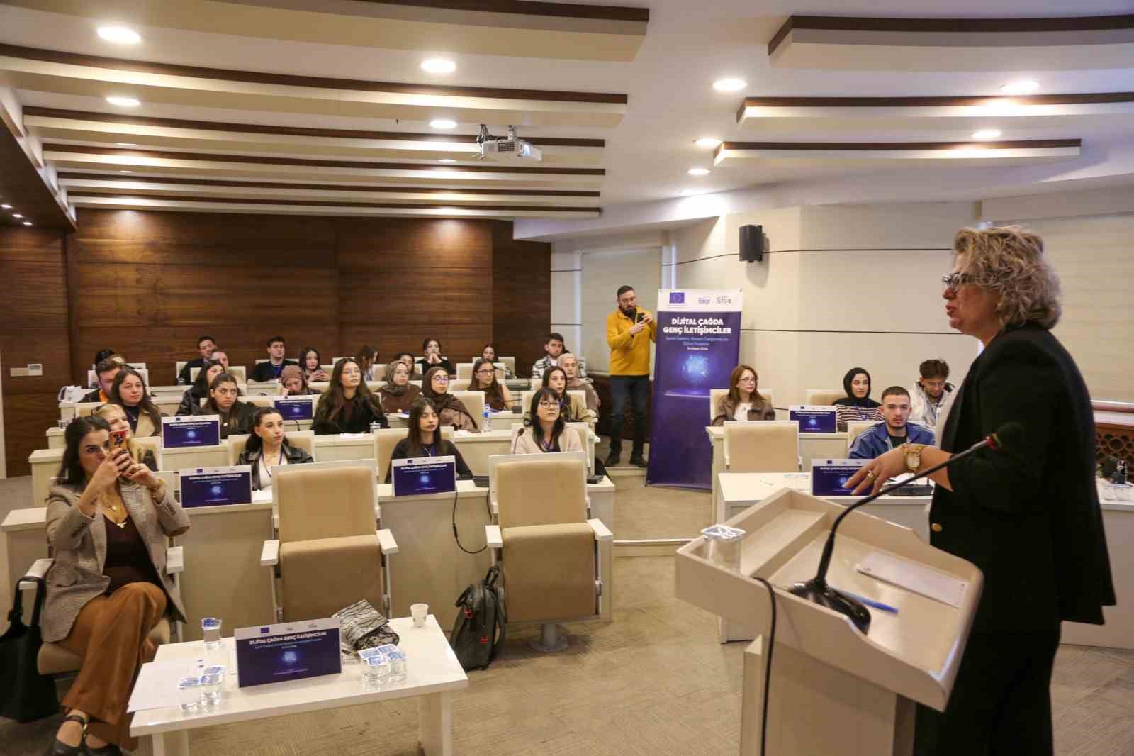 Sivas’ta genç iletişimciler dijital dünyaya hazırlanıyor