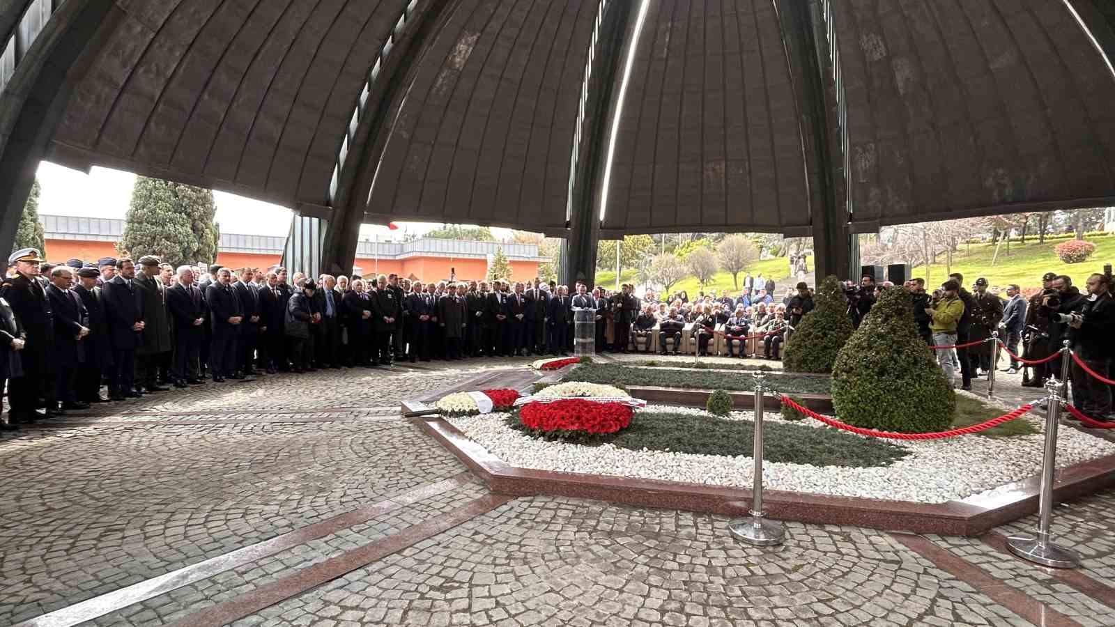 8’inci Cumhurbaşkanı Turgut Özal, vefatının 33’üncü seneyi devriyesinde kabri başında anıldı