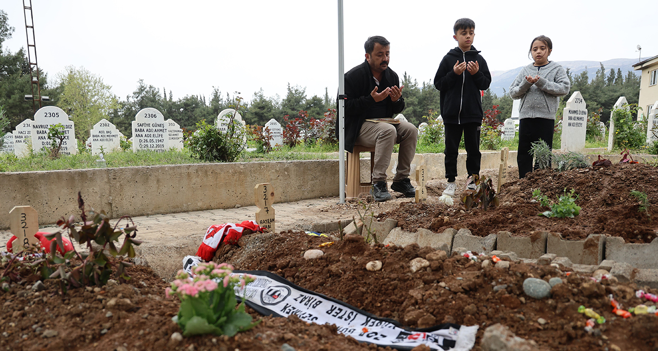 Saldırıda ölen 4 öğrencinin mezarında hüzün ve gözyaşı hakim