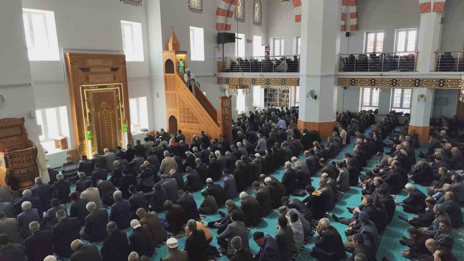 Erciş’te öğretmen ve öğrenciler için gıyabi cenaze namazı kılındı