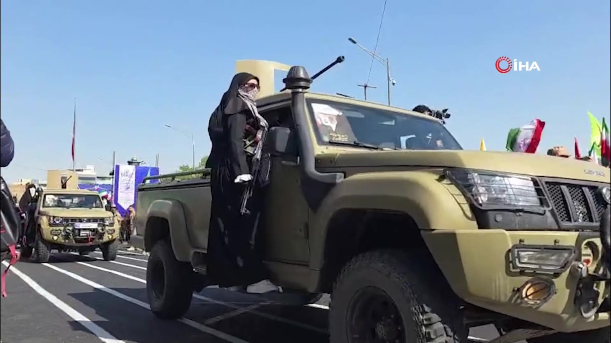 İranlı kadınlardan ABD ve İsrail’e karşı silahlarla gövde gösterisi