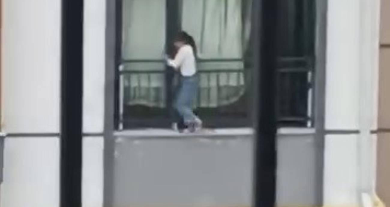 Camdan çıkarak korkulukta gezinen çocuk, yürekleri ağza getirdi