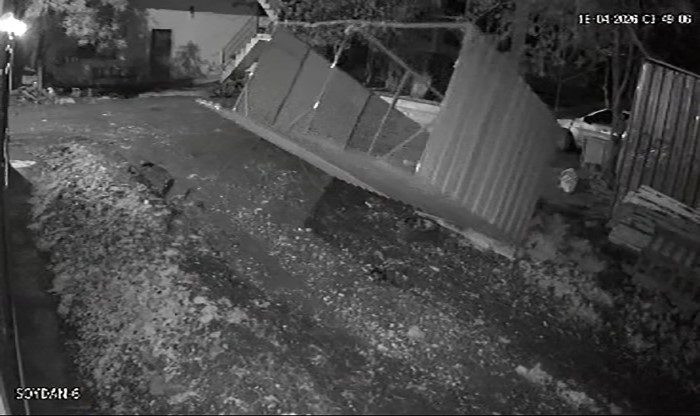Kuvvetli fırtınanın tavuk kümesini uçurduğu o anlar kamerada