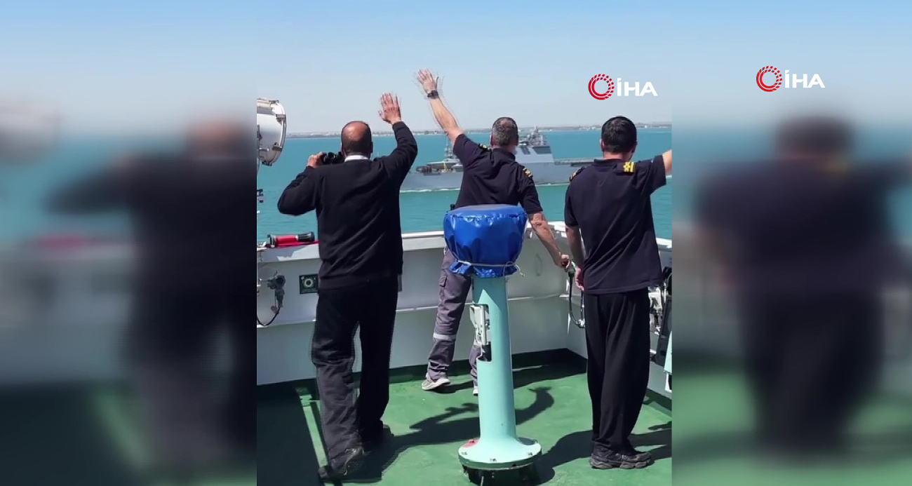 Süveyş’te Türk denizciler, Türk savaş gemilerini bayrakla selamladı