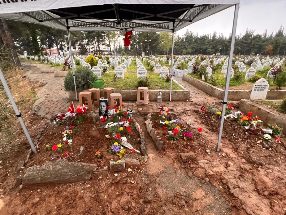 Saldırıda hayatını kaybeden öğrencilerin mezarlarına bırakılan notlar duygulandırıyor