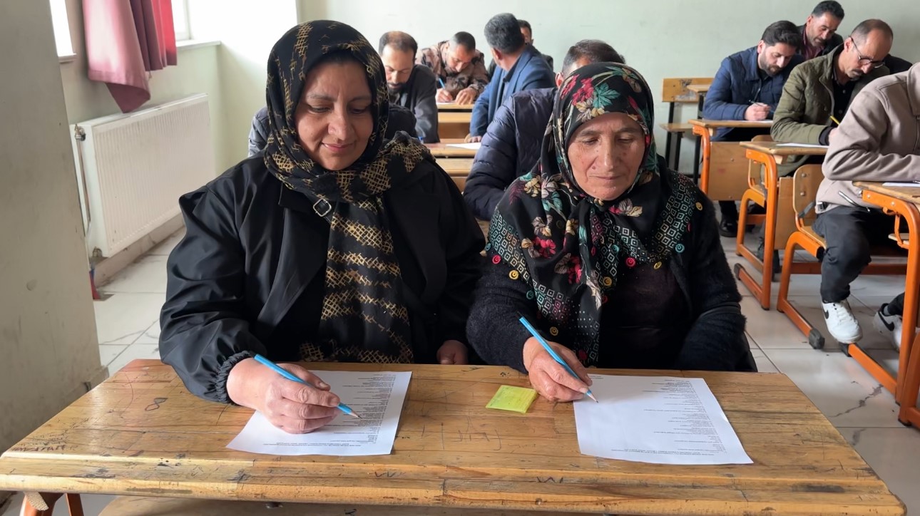 Meralardan sınıflara: Yüksekovalı çiftçiler bu kez sıralarda ter döktü