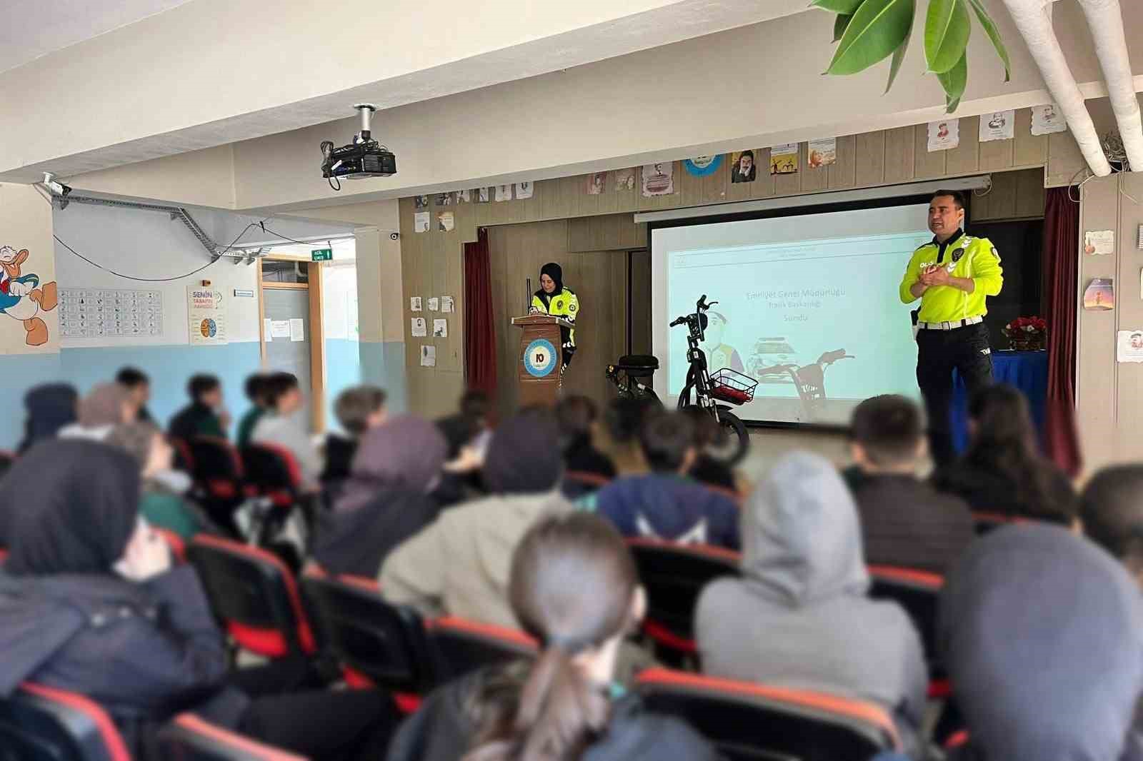 Kemah’ta öğrenci ve öğretmenlere trafik eğitimi verildi