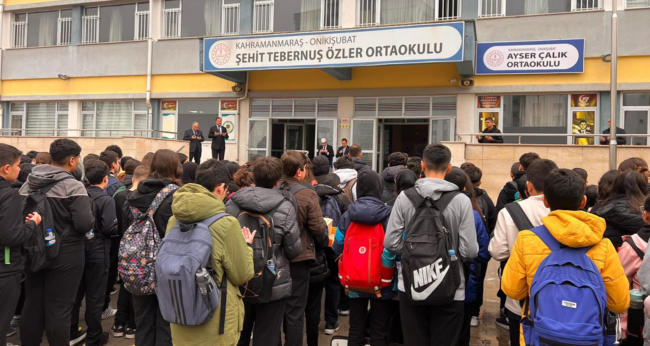 Kahramanmaraş’ta öğrenciler, saldırıda hayatını kaybedenler için dua etti