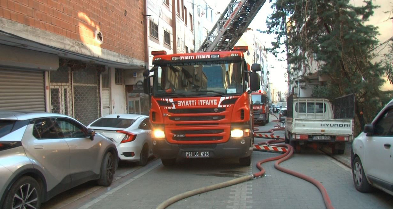 Esenyurt’ta çatıda çıkan yangın 3 binaya sıçradı