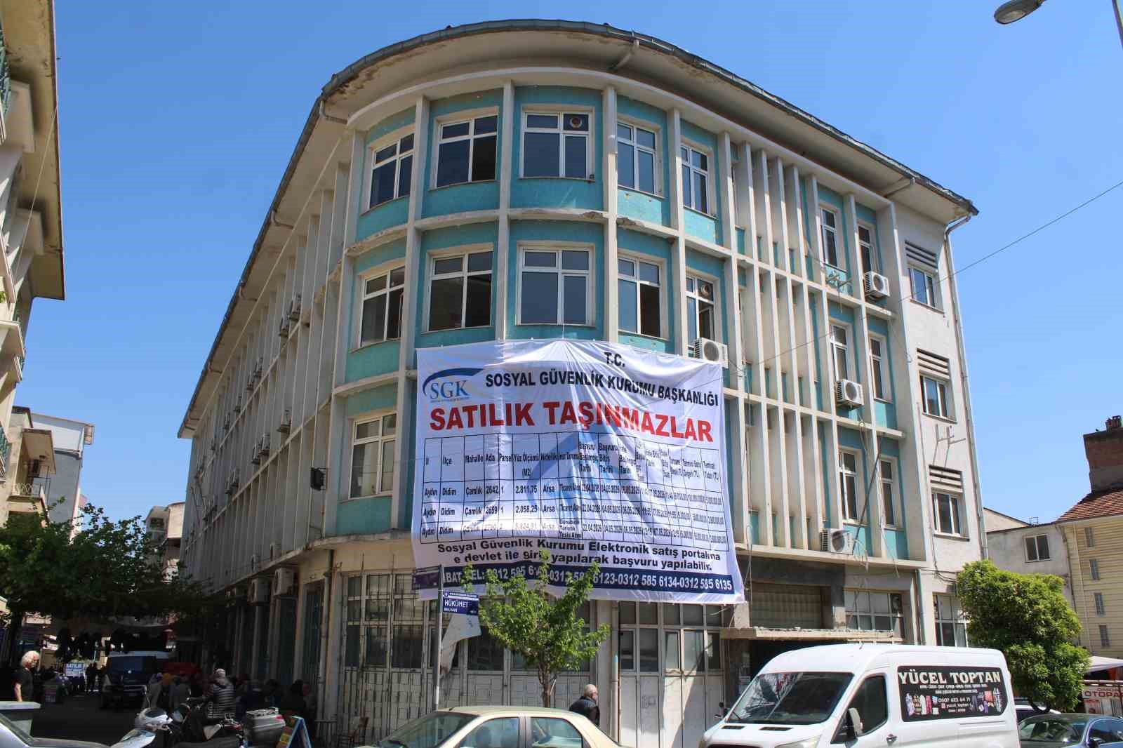 SGK’nın şehir merkezindeki tescilli binası ilan panosuna döndü