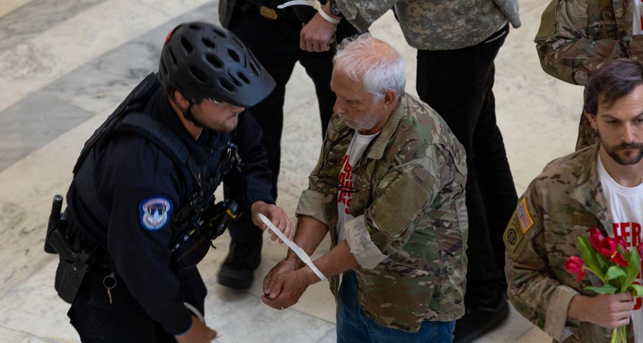 ABD Kongresinde İran savaşını protesto eden gazilere gözaltı